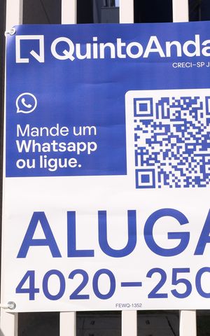 Apartamento para alugar com 38m², 2 quartos e sem vagaPlaca instalada na grade da fachada do condomínio - Código da placa: FEWQ-1352