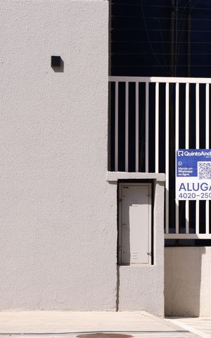 Apartamento para alugar com 38m², 2 quartos e sem vagaPlaca instalada na grade da fachada do condomínio - Código da placa: FEWQ-1352