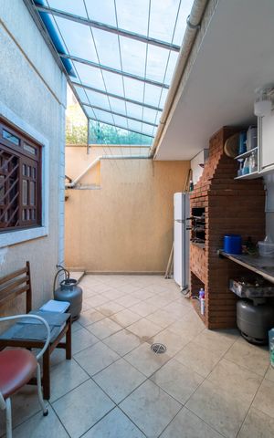 Casa à venda com 177m², 4 quartos e 4 vagas Casa à venda com 177m², 4 quartos e 4 vagasQuintal