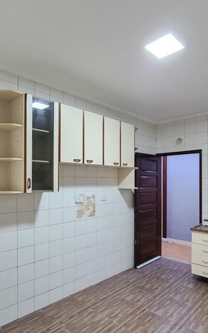 Casa à venda com 160m², 2 quartos e 2 vagas Casa à venda com 160m², 2 quartos e 2 vagasCozinha