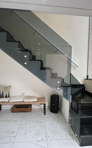 Casa de condomínio à venda com 118m², 2 quartos e 2 vagas Casa de condomínio à venda com 118m², 2 quartos e 2 vagasEscada