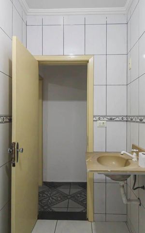 Casa à venda com 180m², 3 quartos e 2 vagas Casa à venda com 180m², 3 quartos e 2 vagasBanheiro