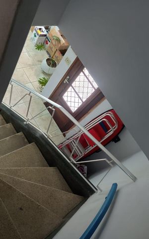 Casa à venda com 200m², 3 quartos e sem vaga Casa à venda com 200m², 3 quartos e sem vagaEscada