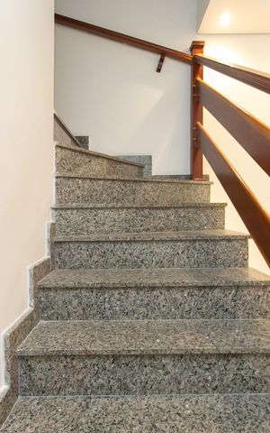 Casa à venda com 110m², 2 quartos e 2 vagas Casa à venda com 110m², 2 quartos e 2 vagasEscada
