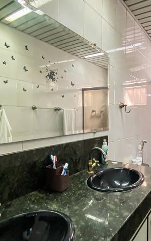 Casa à venda com 300m², 3 quartos e 2 vagas Casa à venda com 300m², 3 quartos e 2 vagasBanheiro da Suíte