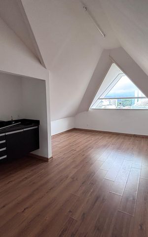Casa de condomínio para alugar com 329m², 4 quartos e 3 vagas Casa de condomínio para alugar com 329m², 4 quartos e 3 vagasSótão