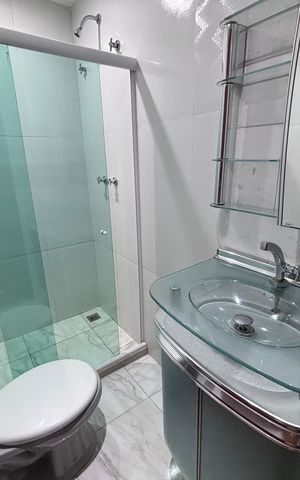 Casa de condomínio para alugar com 329m², 4 quartos e 3 vagas Casa de condomínio para alugar com 329m², 4 quartos e 3 vagasBanheiro do Quarto 1