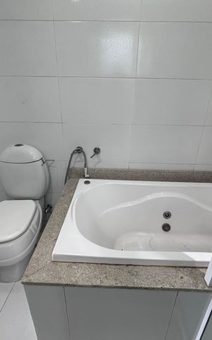 Casa de condomínio para alugar com 329m², 4 quartos e 3 vagas Casa de condomínio para alugar com 329m², 4 quartos e 3 vagasBanheiro do Quarto 2