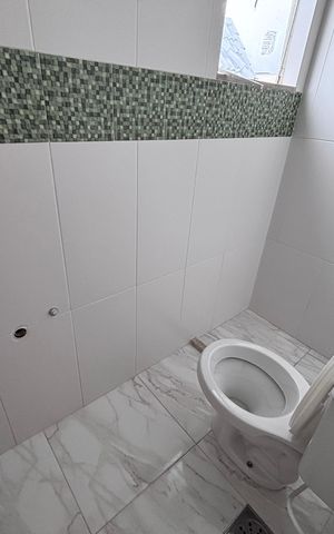 Casa de condomínio para alugar com 329m², 4 quartos e 3 vagas Casa de condomínio para alugar com 329m², 4 quartos e 3 vagasBanheiro do sótão