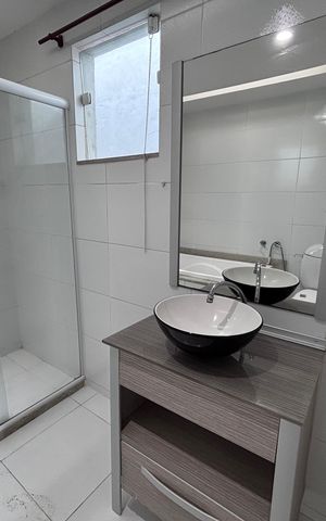 Casa de condomínio para alugar com 329m², 4 quartos e 3 vagas Casa de condomínio para alugar com 329m², 4 quartos e 3 vagasBanheiro do Quarto 2