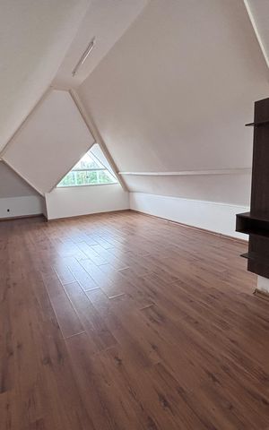 Casa de condomínio para alugar com 329m², 4 quartos e 3 vagas Casa de condomínio para alugar com 329m², 4 quartos e 3 vagasSótão