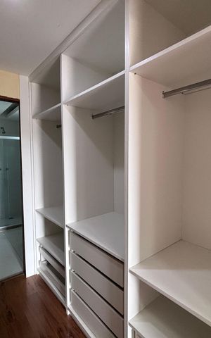 Casa de condomínio para alugar com 329m², 4 quartos e 3 vagas Casa de condomínio para alugar com 329m², 4 quartos e 3 vagasCloset do quarto 2