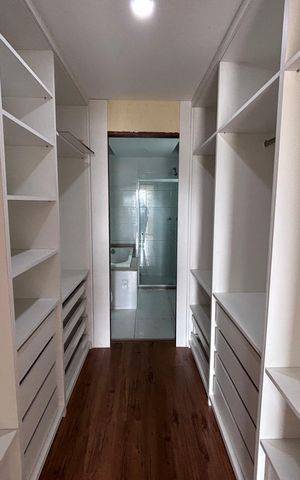 Casa de condomínio para alugar com 329m², 4 quartos e 3 vagas Casa de condomínio para alugar com 329m², 4 quartos e 3 vagasCloset do quarto 2