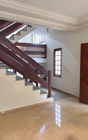 Casa à venda com 150m², 3 quartos e 3 vagas Casa à venda com 150m², 3 quartos e 3 vagasSala