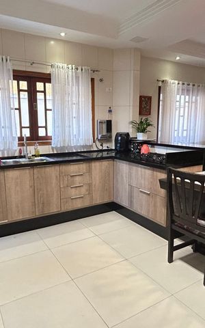 Casa à venda com 150m², 3 quartos e 3 vagas Casa à venda com 150m², 3 quartos e 3 vagasCozinha