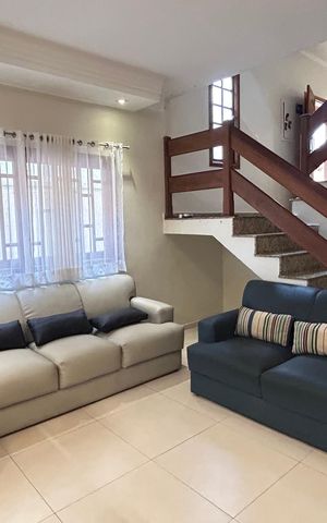 Casa à venda com 150m², 3 quartos e 3 vagas Casa à venda com 150m², 3 quartos e 3 vagasSala