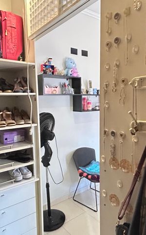 Casa à venda com 150m², 3 quartos e 3 vagas Casa à venda com 150m², 3 quartos e 3 vagasCloset