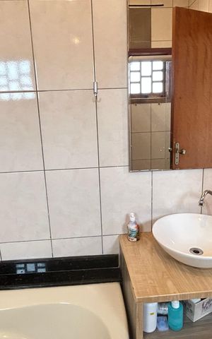 Casa à venda com 150m², 3 quartos e 3 vagas Casa à venda com 150m², 3 quartos e 3 vagasBanheiro 2