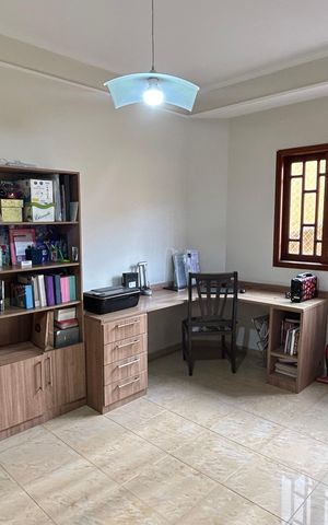 Casa à venda com 150m², 3 quartos e 3 vagas Casa à venda com 150m², 3 quartos e 3 vagasEscritório