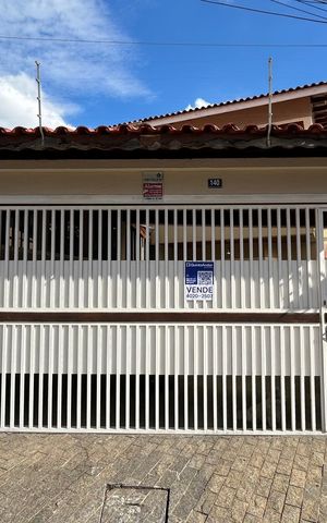 Casa à venda com 150m², 3 quartos e 3 vagas Casa à venda com 150m², 3 quartos e 3 vagasPlaca instalada na fachada do imóvel