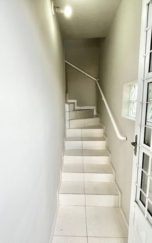 Casa para alugar com 55m², 1 quarto e sem vaga Casa para alugar com 55m², 1 quarto e sem vagaEscada
