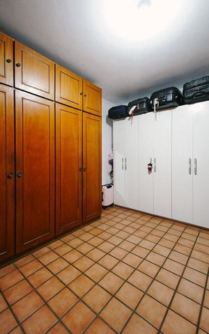 Casa à venda com 400m², 6 quartos e 4 vagas Casa à venda com 400m², 6 quartos e 4 vagasQuarto 3