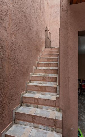 Casa à venda com 300m², 3 quartos e 2 vagas Casa à venda com 300m², 3 quartos e 2 vagasEscada