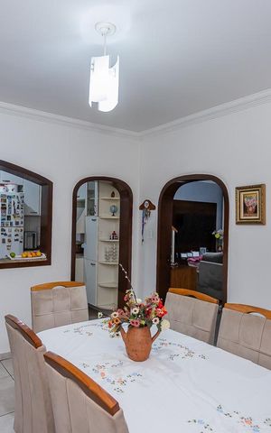 Casa à venda com 300m², 3 quartos e 2 vagas Casa à venda com 300m², 3 quartos e 2 vagasCopa