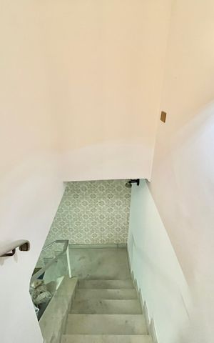 Casa para alugar com 250m², 3 quartos e 5 vagas Casa para alugar com 250m², 3 quartos e 5 vagasEscada P/ Garagem