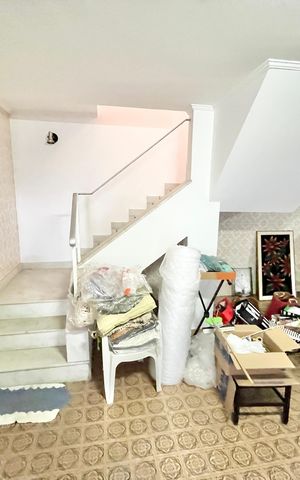 Casa para alugar com 250m², 3 quartos e 5 vagas Casa para alugar com 250m², 3 quartos e 5 vagasEscada