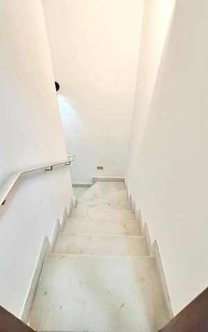 Casa para alugar com 250m², 3 quartos e 5 vagas Casa para alugar com 250m², 3 quartos e 5 vagasEscada P/ Garagem