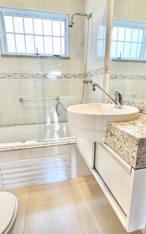 Casa para alugar com 250m², 3 quartos e 5 vagas Casa para alugar com 250m², 3 quartos e 5 vagasBanheiro da Suíte 3