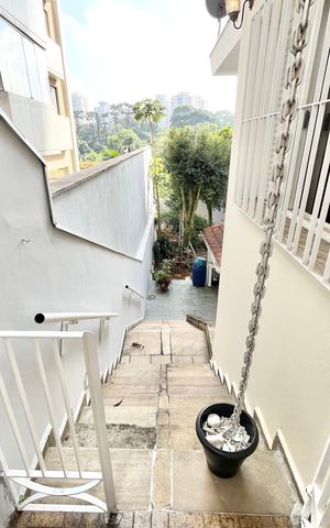 Casa para alugar com 250m², 3 quartos e 5 vagas Casa para alugar com 250m², 3 quartos e 5 vagasEscada