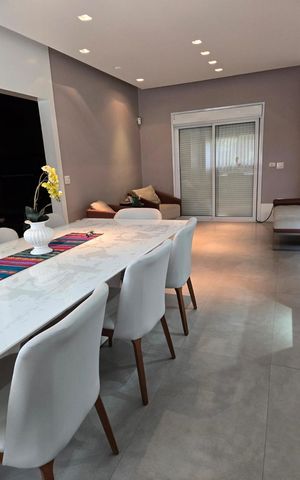 Casa à venda com 300m², 4 quartos e 6 vagas Casa à venda com 300m², 4 quartos e 6 vagasSala de Jantar