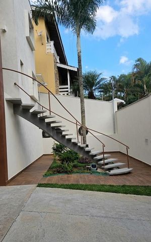 Casa à venda com 300m², 4 quartos e 6 vagas Casa à venda com 300m², 4 quartos e 6 vagasÁrea Externa