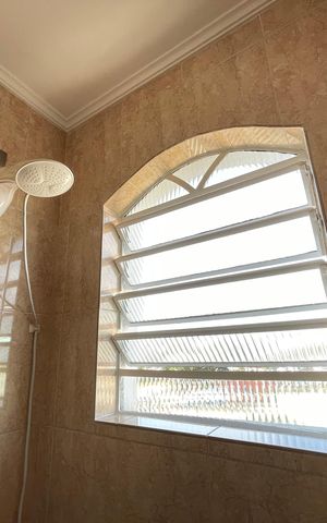 Casa à venda com 181m², 5 quartos e 3 vagas Casa à venda com 181m², 5 quartos e 3 vagasBanheiro 2