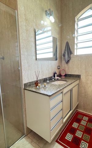 Casa à venda com 181m², 5 quartos e 3 vagas Casa à venda com 181m², 5 quartos e 3 vagasBanheiro 1