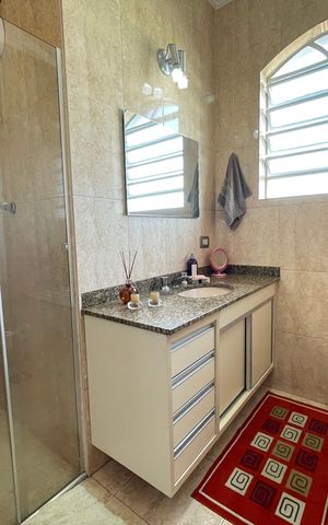 Casa à venda com 181m², 5 quartos e 3 vagas Casa à venda com 181m², 5 quartos e 3 vagasBanheiro 1