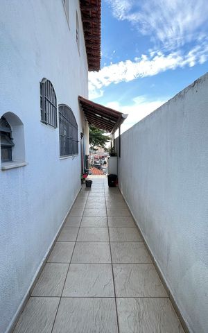Casa à venda com 181m², 5 quartos e 3 vagas Casa à venda com 181m², 5 quartos e 3 vagasCorredor Lateral