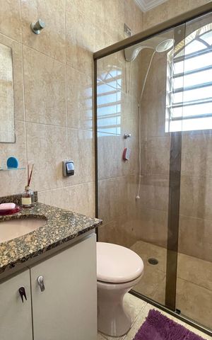Casa à venda com 181m², 5 quartos e 3 vagas Casa à venda com 181m², 5 quartos e 3 vagasBanheiro 2