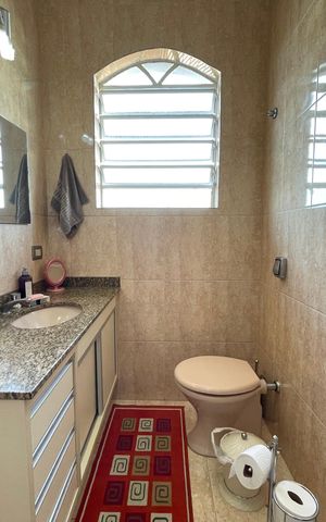 Casa à venda com 181m², 5 quartos e 3 vagas Casa à venda com 181m², 5 quartos e 3 vagasBanheiro 1