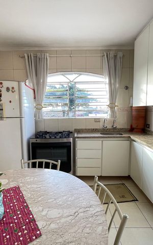 Casa à venda com 181m², 5 quartos e 3 vagas Casa à venda com 181m², 5 quartos e 3 vagasCozinha