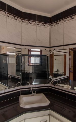 Casa para alugar com 279m², 5 quartos e 2 vagas Casa para alugar com 279m², 5 quartos e 2 vagasBANHEIRO SOCIAL PISO SUPERIOR
