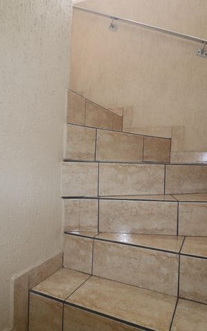 Casa à venda com 200m², 3 quartos e 2 vagasEscada