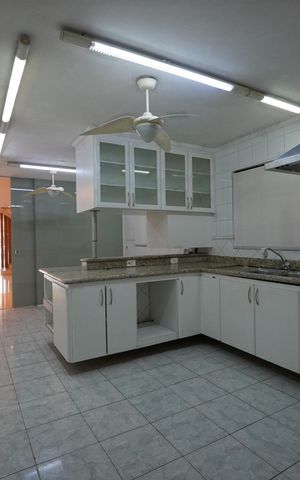 Casa para alugar com 400m², 5 quartos e 8 vagasCozinha