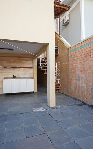 Casa para alugar com 400m², 5 quartos e 8 vagasQuintal