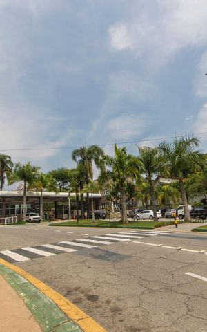 Casa de condomínio à venda com 382m², 4 quartos e 4 vagasVista da Rua