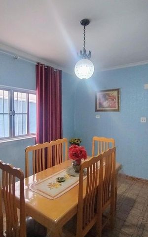 Casa à venda com 180m², 3 quartos e 2 vagas Casa à venda com 180m², 3 quartos e 2 vagasSala