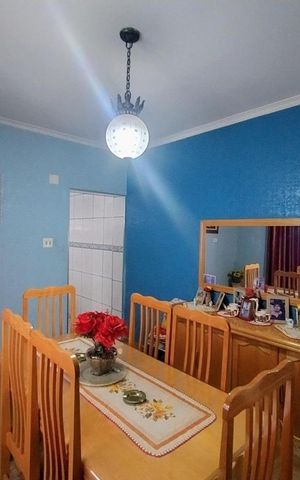 Casa à venda com 180m², 3 quartos e 2 vagas Casa à venda com 180m², 3 quartos e 2 vagasSala