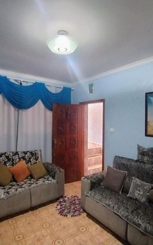 Casa à venda com 180m², 3 quartos e 2 vagas Casa à venda com 180m², 3 quartos e 2 vagasSala